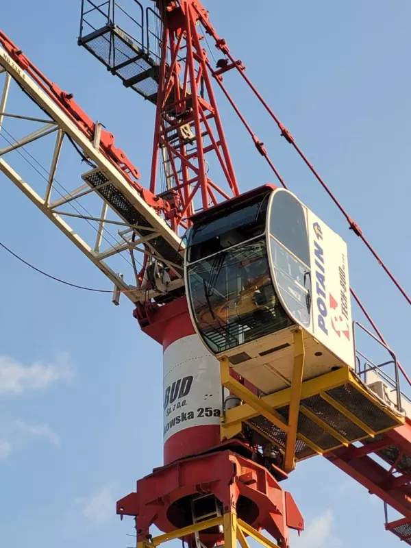 Montaż żurawia na budowie Jednostki Ratowniczo-Gaśniczej w Tyńcu Małym z bazą szkoleniową dla TECH-BUD Sp. z o.o.